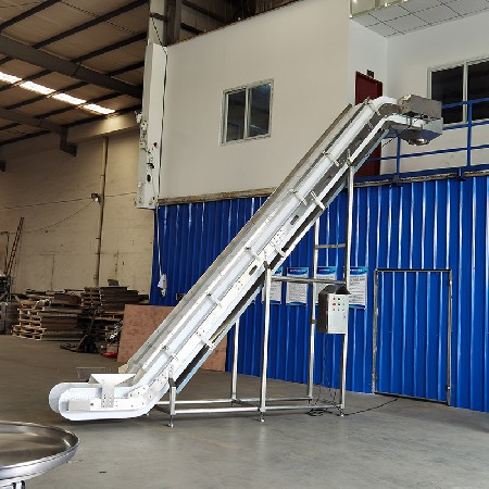 Chain plate large inclination elevator